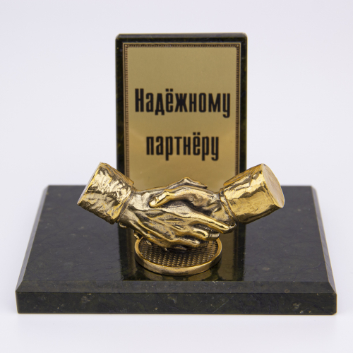 Фигурка на камне "Рукопожатие"
